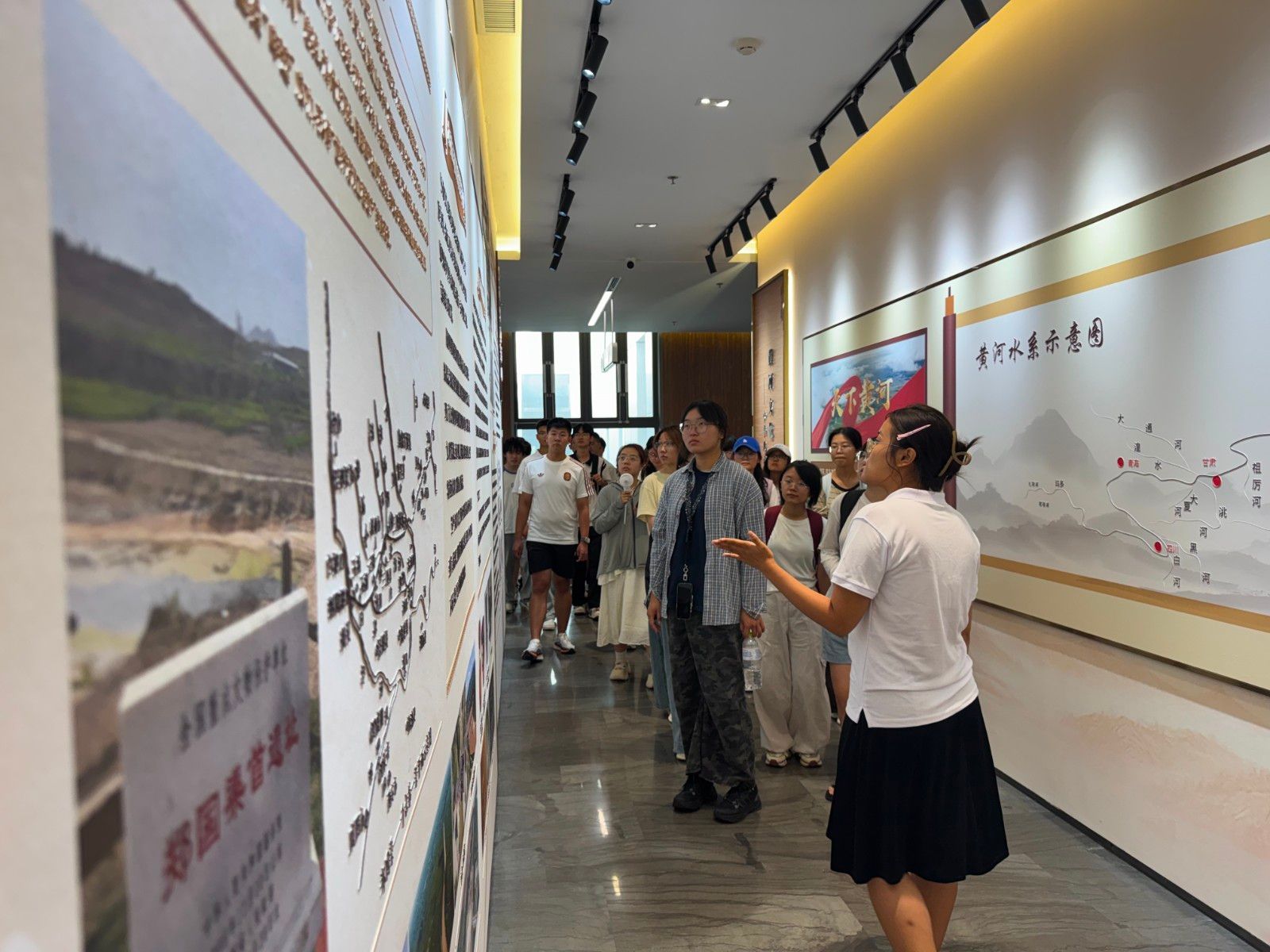 图书馆开展“遇见图书馆·沉浸式实地参观”活动